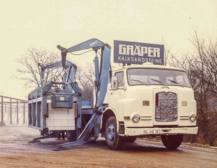 1 vrachtwagen met kalkzandstenen jaren '60